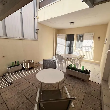 Apartment T2 Avec Terrasse Et Parking, A 50m De La - Fr-1-702-70