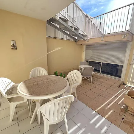 T2 Avec Terrasse Et Parking, A 50m De La - Fr-1-702-70