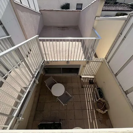 T2 Avec Terrasse Et Parking, A 50m De La - Fr-1-702-70 Apartment *
